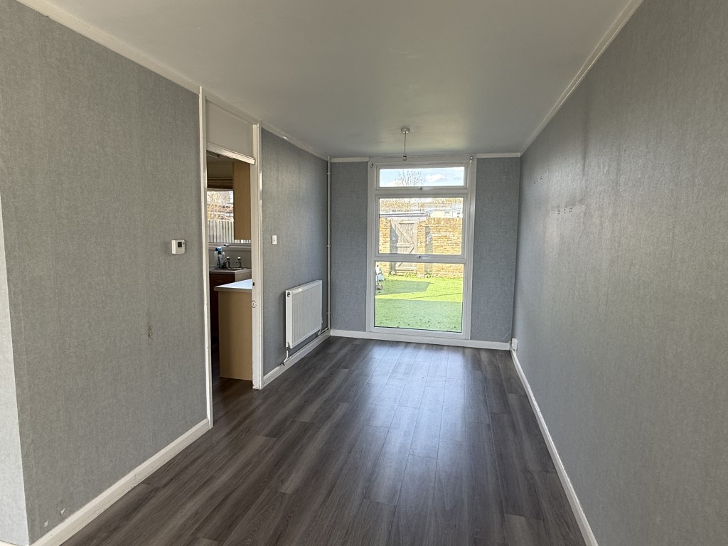 Lot: 30 - HOUSE IN NEED OF IMPROVEMENT - Dining Room of House in Need of Improvement